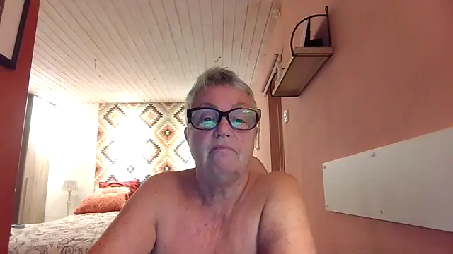 GrannyChrissy68 online show from September 17, 2025, 9:39 pm