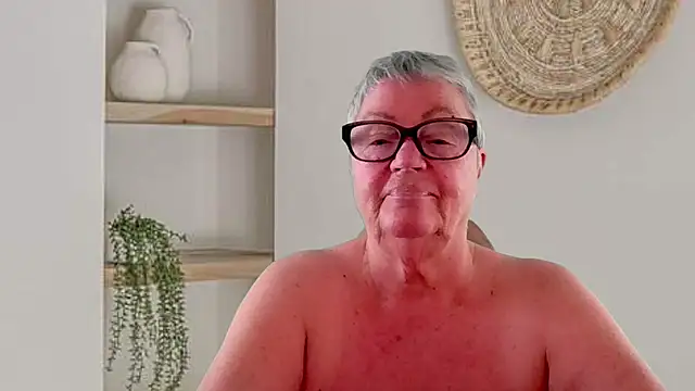 GrannyChrissy68 online show from July 3, 2026, 12:11 pm