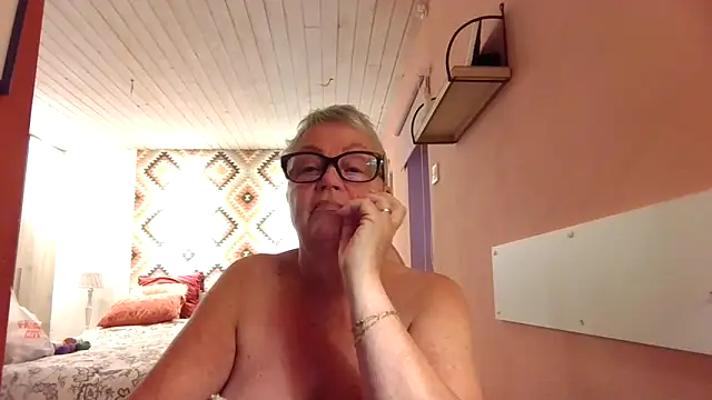 GrannyChrissy68 online show from November 21, 2025, 3:00 pm