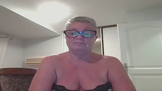GrannyChrissy68 online show from September 18, 2025, 7:17 pm