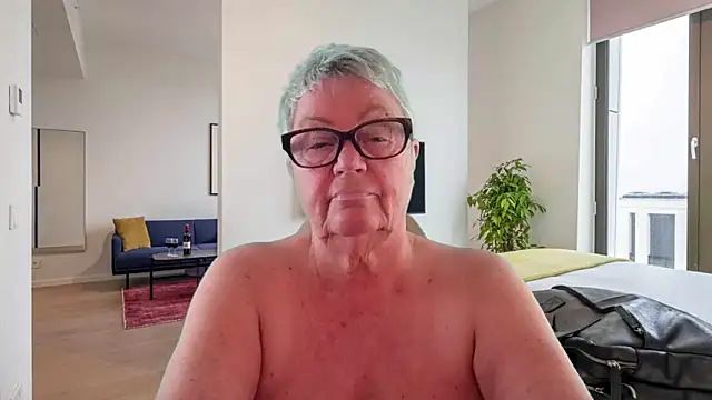 GrannyChrissy68 online show from April 21, 2026, 12:34 pm