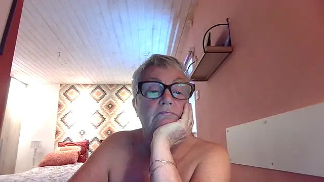 GrannyChrissy68 online show from September 14, 2025, 1:33 pm