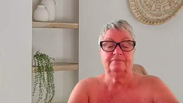 GrannyChrissy68 online show from July 31, 2026, 10:36 am