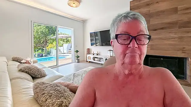 GrannyChrissy68 online show from April 22, 2026, 2:46 pm