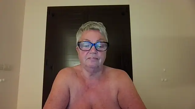 GrannyChrissy68 online show from October 2, 2025, 9:29 pm