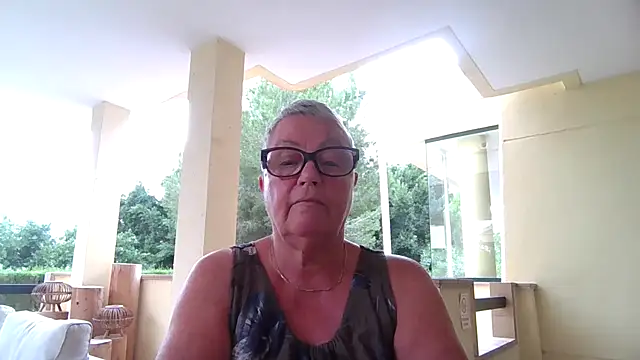 GrannyChrissy68 online show from October 26, 2025, 1:33 pm