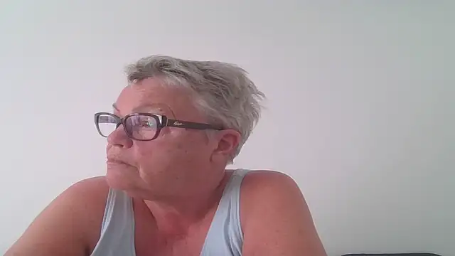GrannyChrissy68 online show from October 6, 2025, 2:40 pm