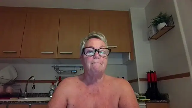 GrannyChrissy68 online show from September 28, 2025, 6:37 pm