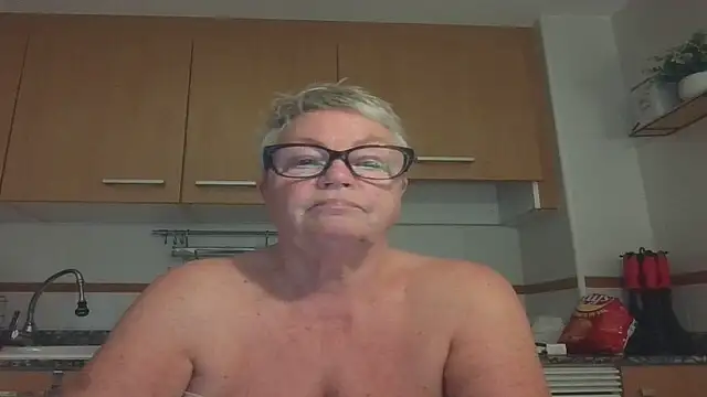 GrannyChrissy68 online show from September 27, 2025, 8:37 pm