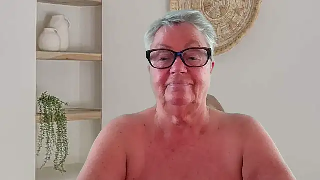 GrannyChrissy68 online show from April 25, 2026, 1:41 pm