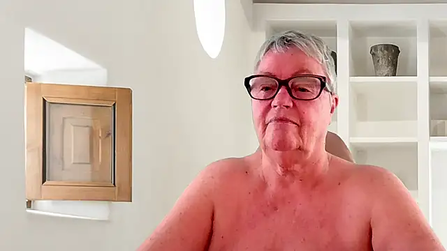 GrannyChrissy68 online show from June 16, 2026, 1:11 pm