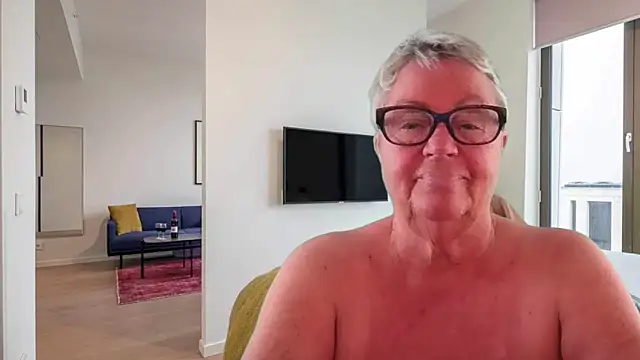GrannyChrissy68 online show from May 4, 2026, 2:20 pm