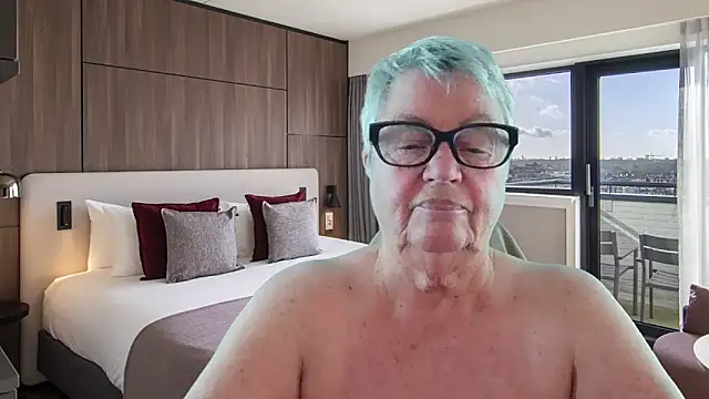 GrannyChrissy68 online show from June 4, 2026, 12:32 pm