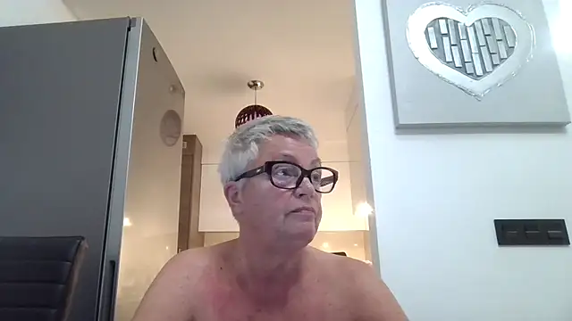 GrannyChrissy68 online show from October 1, 2025, 9:29 pm