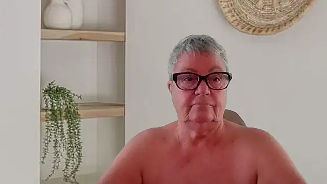 GrannyChrissy68 online show from June 28, 2026, 12:33 pm