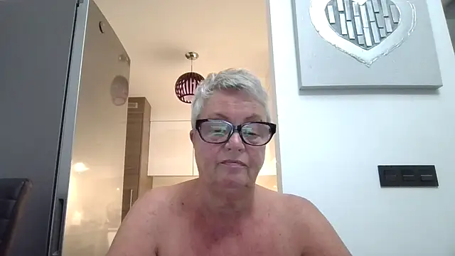 GrannyChrissy68 online show from September 30, 2025, 8:59 pm