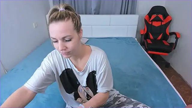 DreamGirl225 online show from November 12, 2025, 11:30 pm