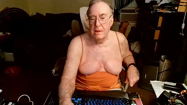 Snapshot of Toastir chatting on June 20, 2026, 3:06 pm Toastir online show from June 20, 2026, 3:06 pm