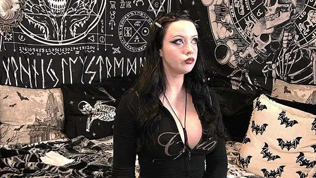 Snapshot of EVILYN chatting on May 13, 2026, 6:15 pm EVILYN online show from May 13, 2026, 6:15 pm