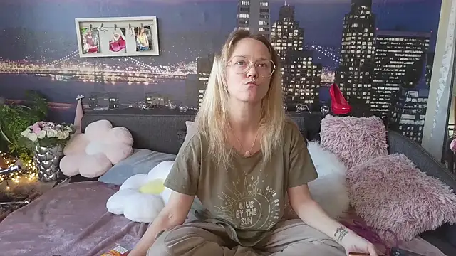 little-leni online show from March 9, 2025, 3:27 pm