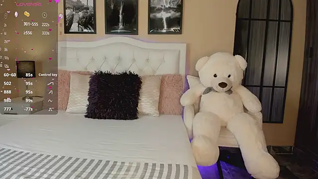 Snapshot of Rubyross21 chatting on October 13, 2025, 10:10 pm Rubyross21 online show from October 13, 2025, 10:10 pm