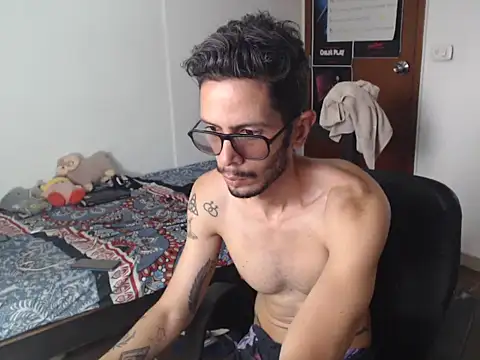 Snapshot of alisterxxx chatting on May 25, 2026, 3:11 pm alisterxxx online show from May 25, 2026, 3:11 pm
