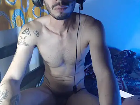 Snapshot of alisterxxx chatting on May 31, 2026, 2:28 am alisterxxx online show from May 31, 2026, 2:28 am