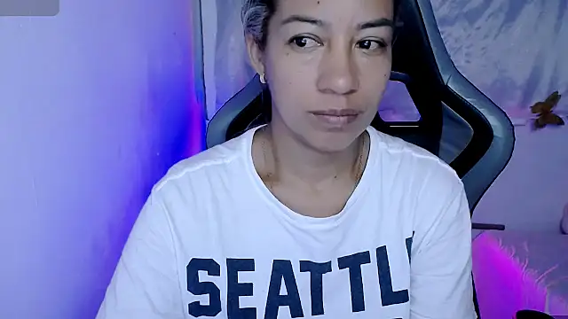 ninatiny online show from November 7, 2025, 9:36 am