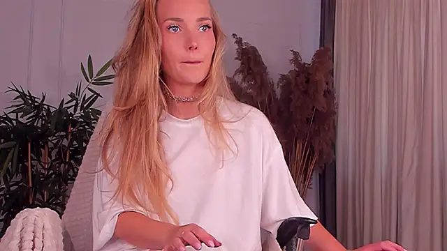 daisyd001 online show from July 15, 2026, 8:43 am