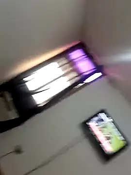 joanpinzon online show from November 9, 2025, 4:11 pm