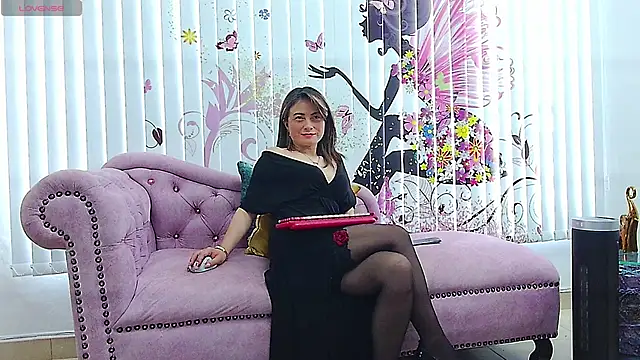 MarcelaFlores online show from May 11, 2026, 4:04 pm
