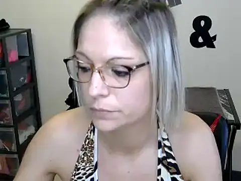 Snapshot of alixfeeling chatting on December 2, 2024, 2:47 pm alixfeeling online show from December 2, 2024, 2:47 pm