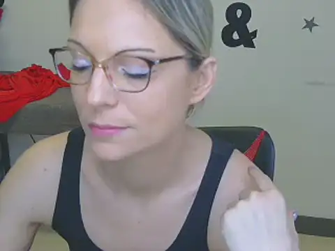 Snapshot of alixfeeling chatting on December 21, 2024, 2:04 pm alixfeeling online show from December 21, 2024, 2:04 pm