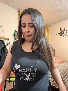 latinfemale online show from June 25, 2026, 10:37 pm