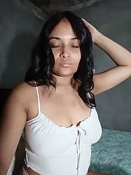 Snapshot of _Estrellita_ chatting on May 12, 2026, 4:46 pm Estrellita online show from May 12, 2026, 4:46 pm