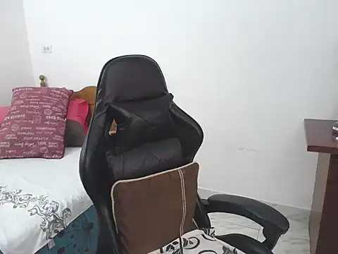 yeslluisa online show from June 12, 2026, 7:44 pm
