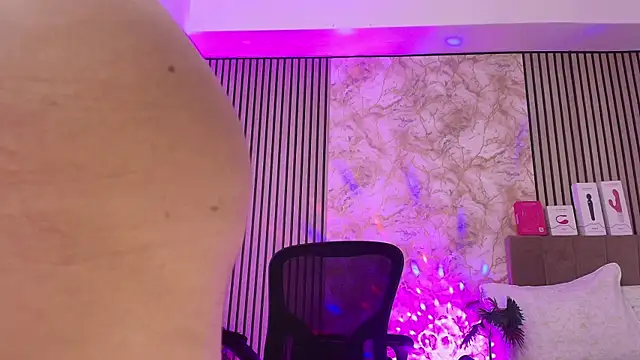 Snapshot of JuliRamirez chatting on February 22, 2026, 1:35 pm JuliRamirez online show from February 22, 2026, 1:35 pm