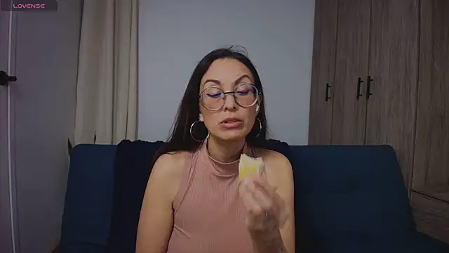 Swetisabella01 online show from July 19, 2026, 1:14 am
