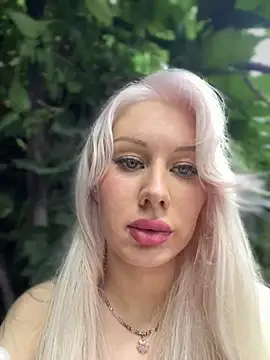 LaraHollywood online show from August 3, 2026, 11:38 am