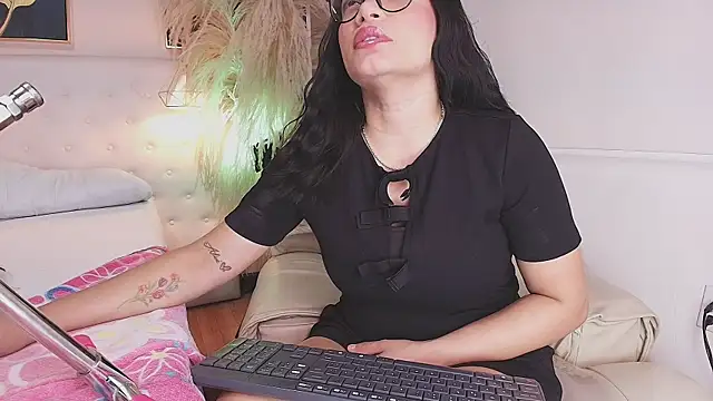 valerie lya online show from June 25, 2026, 12:54 pm