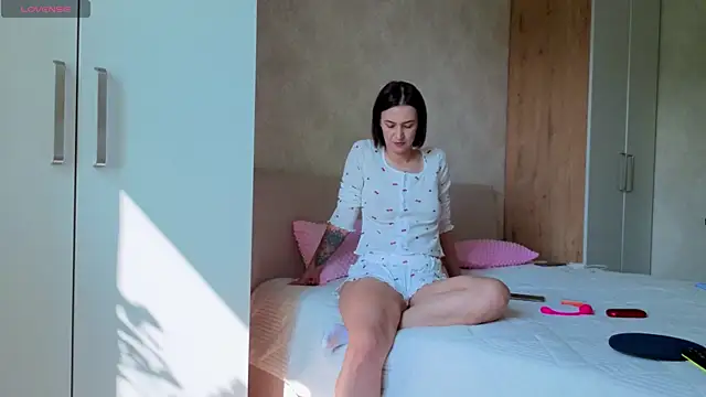 sweeetgirls2021 online show from June 14, 2026, 2:57 am