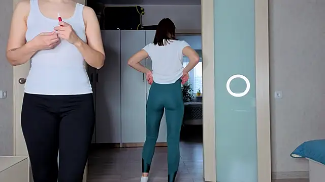 sweeetgirls2021 online show from January 12, 2026, 2:51 am