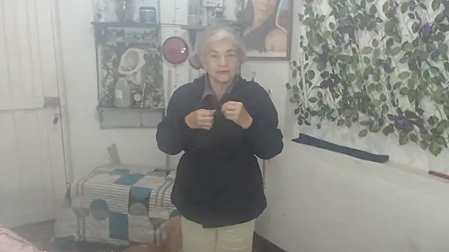 Snapshot of FunnyGrandma chatting on February 25, 2026, 12:22 am FunnyGrandma online show from February 25, 2026, 12:22 am