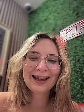 Snapshot of The_Snowwhitee chatting on February 23, 2025, 12:37 pm The Snowwhitee online show from February 23, 2025, 12:37 pm