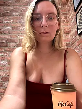 Snapshot of The_Snowwhitee chatting on September 10, 2025, 7:13 pm The Snowwhitee online show from September 10, 2025, 7:13 pm