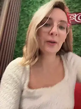 Snapshot of The_Snowwhitee chatting on March 15, 2025, 9:05 pm The Snowwhitee online show from March 15, 2025, 9:05 pm