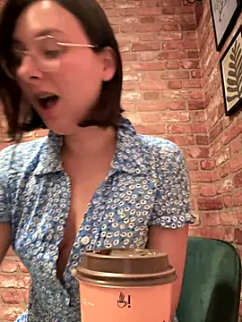 Snapshot of The_Snowwhitee chatting on September 25, 2025, 7:09 pm The Snowwhitee online show from September 25, 2025, 7:09 pm