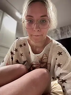 Snapshot of The_Snowwhitee chatting on February 16, 2025, 5:04 pm The Snowwhitee online show from February 16, 2025, 5:04 pm