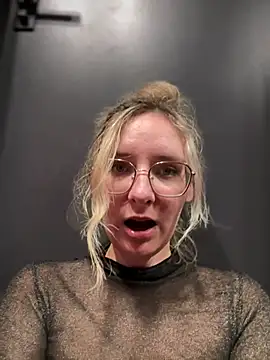 Snapshot of The_Snowwhitee chatting on February 19, 2025, 10:20 pm The Snowwhitee online show from February 19, 2025, 10:20 pm