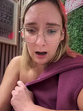 Snapshot of The_Snowwhitee chatting on March 12, 2025, 10:17 pm The Snowwhitee online show from March 12, 2025, 10:17 pm